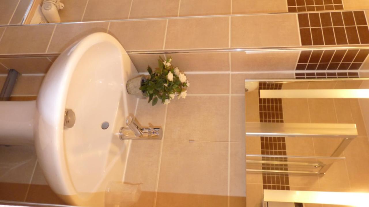 Hotel-Restaurant La P'Tite Auberge Lillebonne ภายนอก รูปภาพ