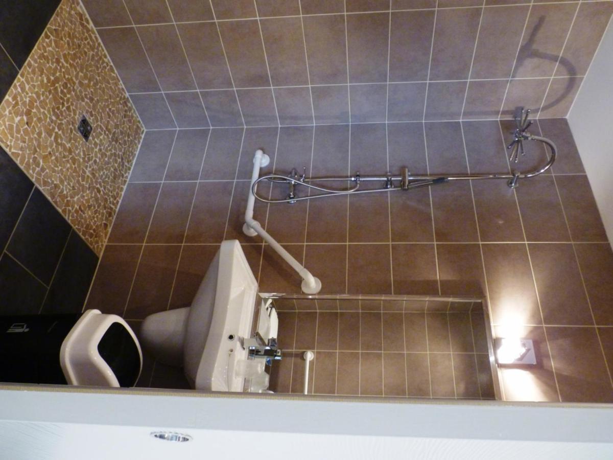 Hotel-Restaurant La P'Tite Auberge Lillebonne ภายนอก รูปภาพ