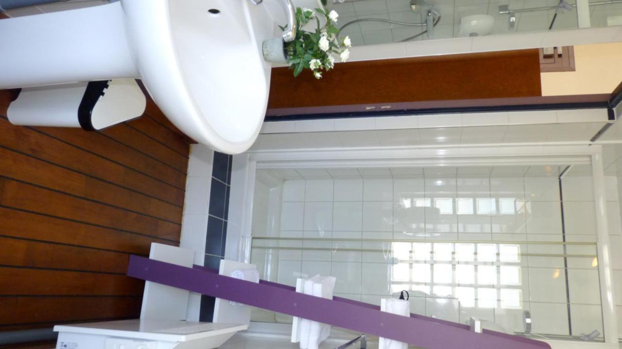 Hotel-Restaurant La P'Tite Auberge Lillebonne ภายนอก รูปภาพ