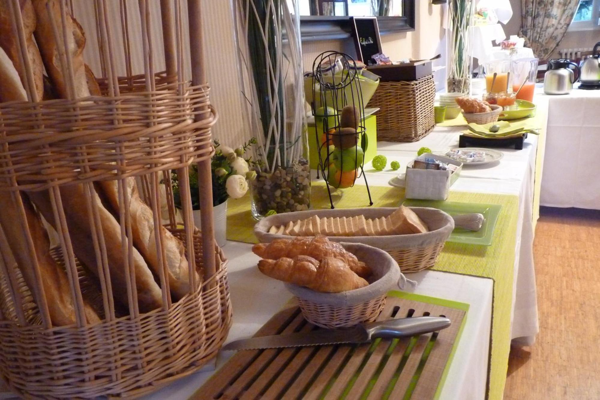 Hotel-Restaurant La P'Tite Auberge Lillebonne ภายนอก รูปภาพ