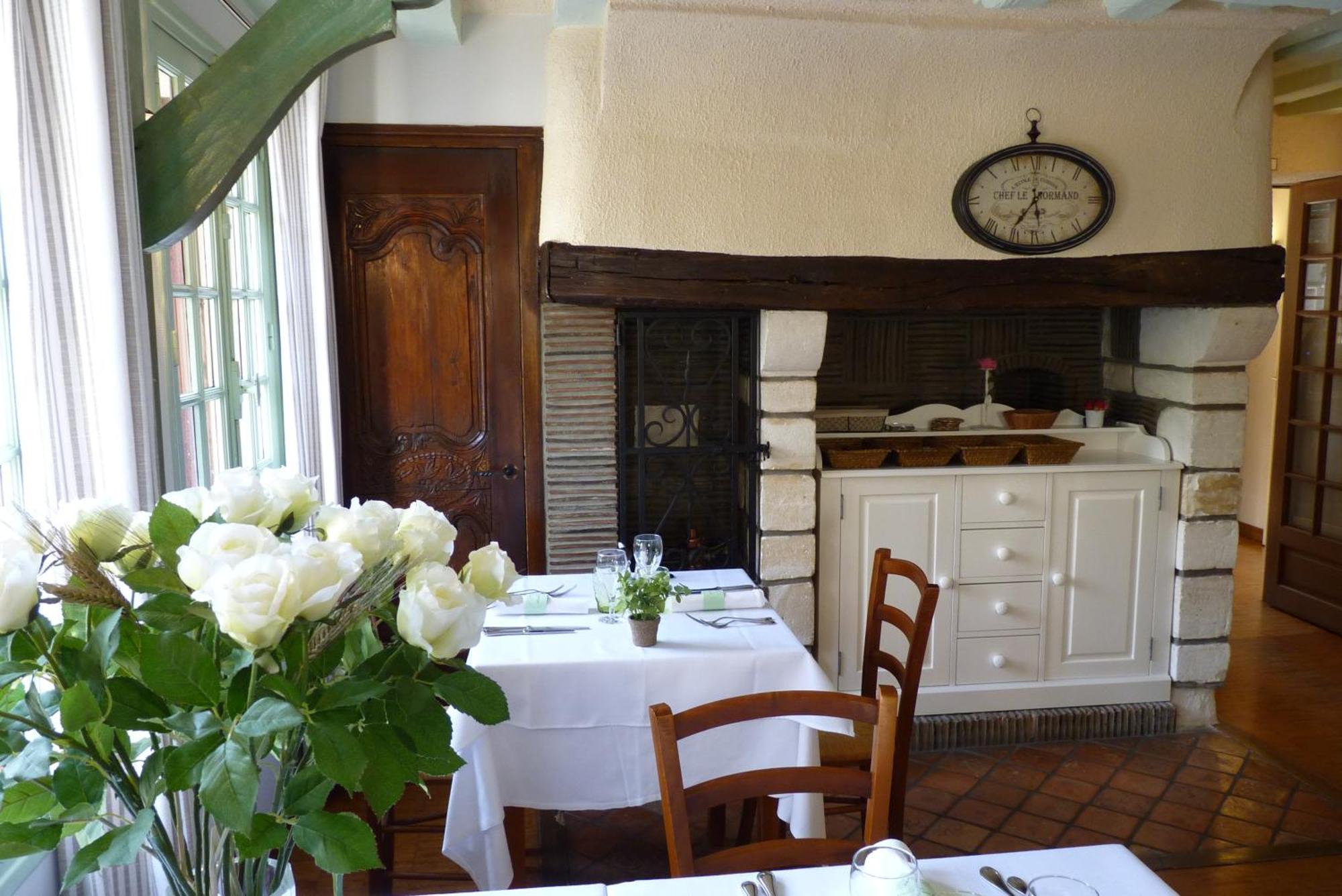 Hotel-Restaurant La P'Tite Auberge Lillebonne ภายนอก รูปภาพ