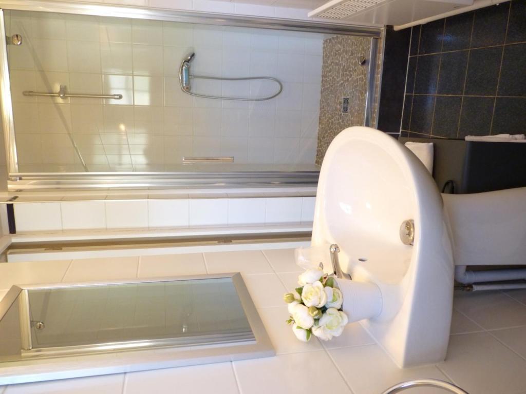 Hotel-Restaurant La P'Tite Auberge Lillebonne ห้อง รูปภาพ