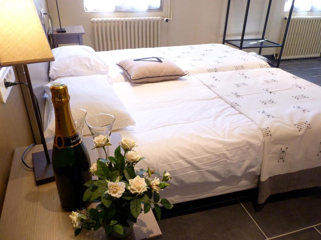 Hotel-Restaurant La P'Tite Auberge Lillebonne ห้อง รูปภาพ