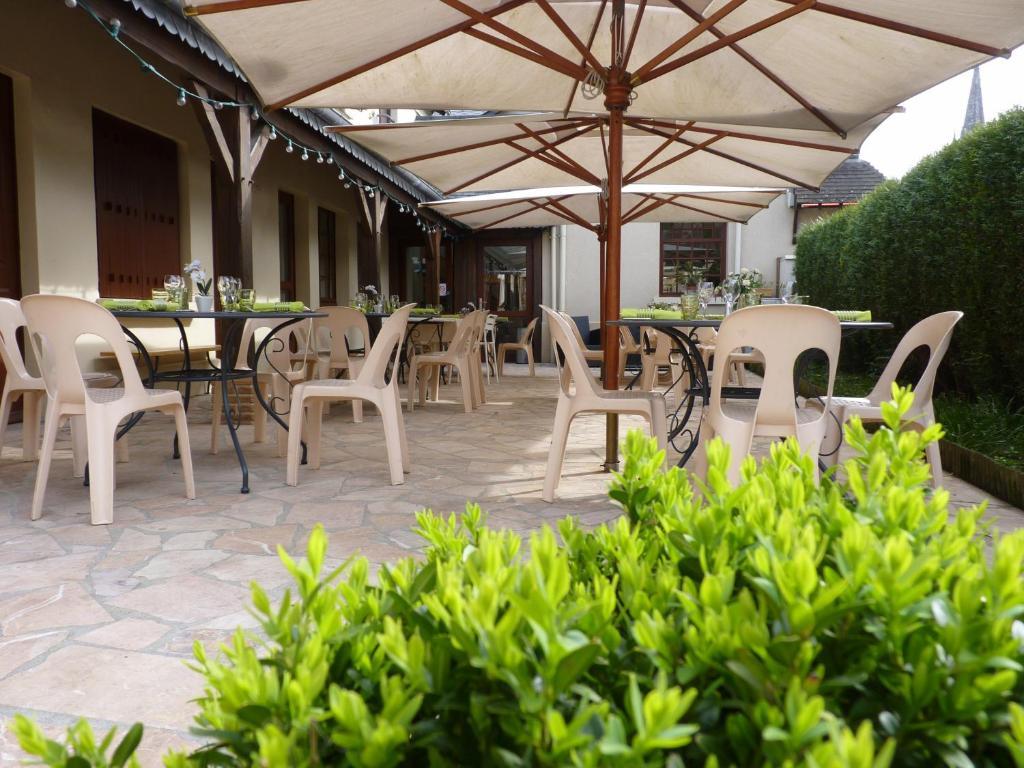 Hotel-Restaurant La P'Tite Auberge Lillebonne ภายนอก รูปภาพ